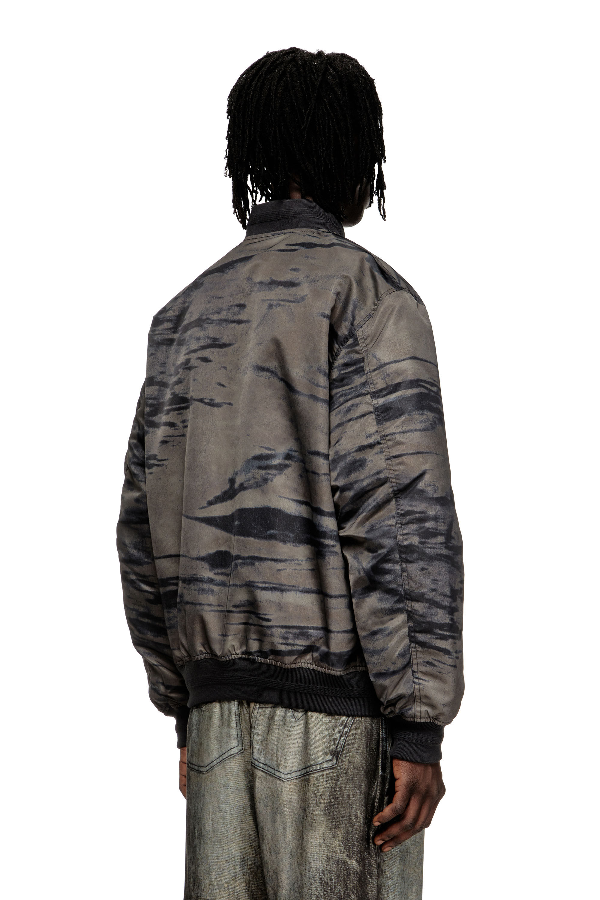 Diesel - J-KEPES-DLBZ, Chaqueta bomber acolchada en satén estampado Hombre in Multicolor - 5