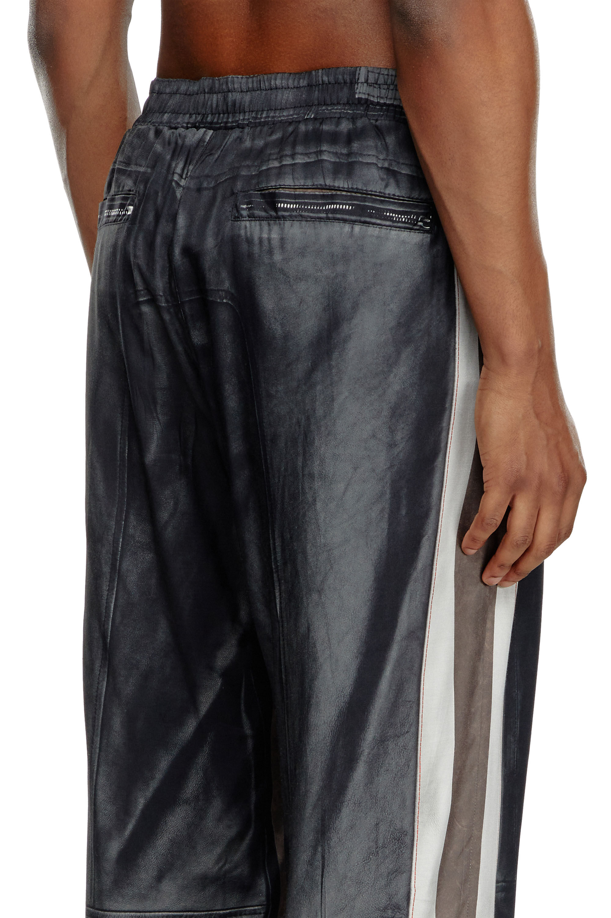 Diesel - P-AFTER, Hombre Pantalones de viscosa con estampado efecto cuero in Negro - Image 4