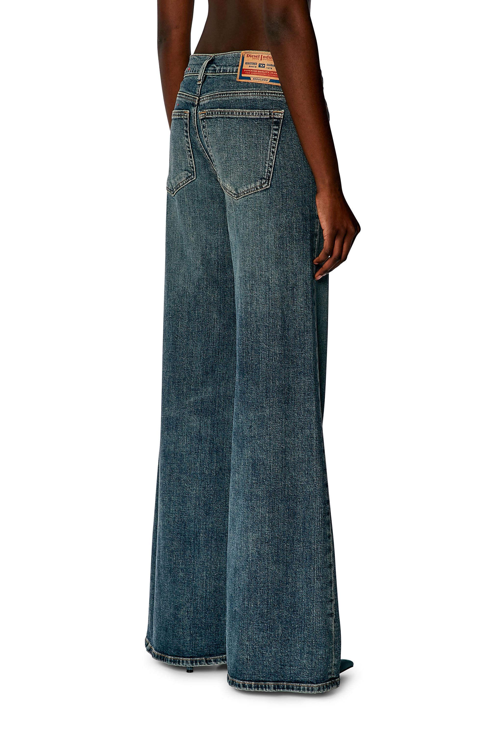 Diesel - Bootcut and Flare Jeans 1978 D-Akemi 0DQAC, Azul medio - Image 5