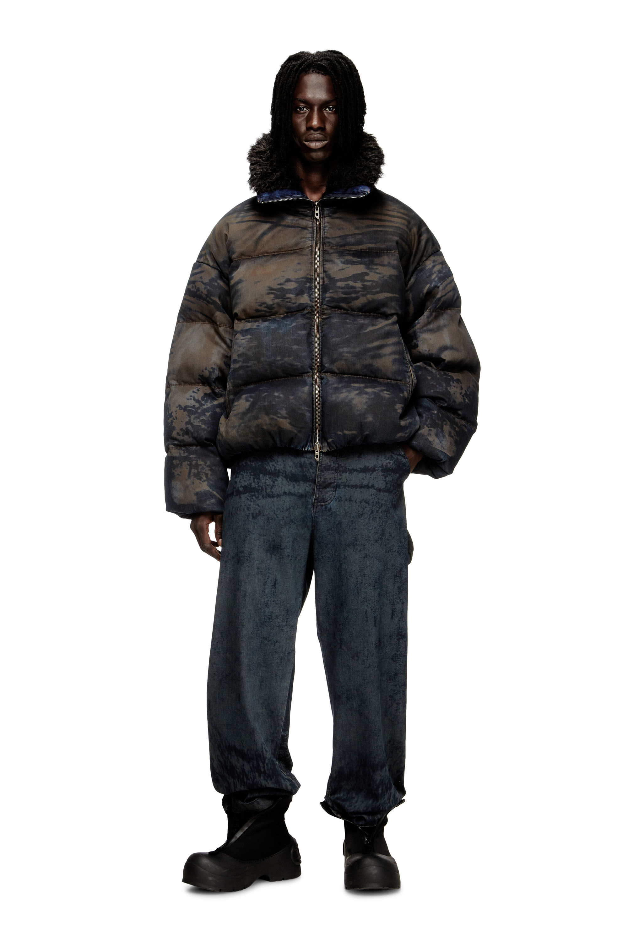 Diesel - W-JOHNS, Chaqueta de plumón con estampado de camuflaje efecto denim sucio Hombre in Multicolor - 1