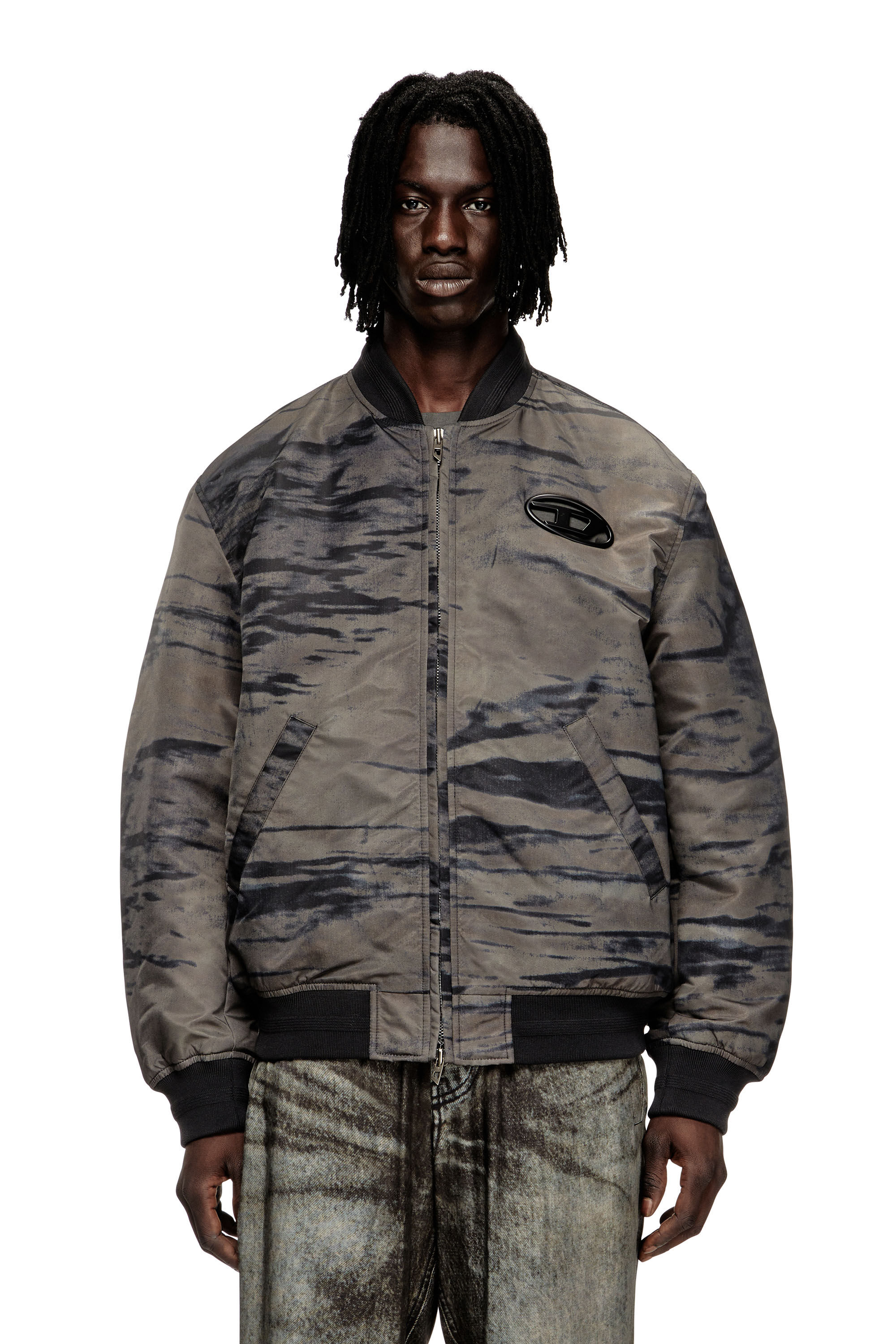 Diesel - J-KEPES-DLBZ, Chaqueta bomber acolchada en satén estampado Hombre in Multicolor - 3