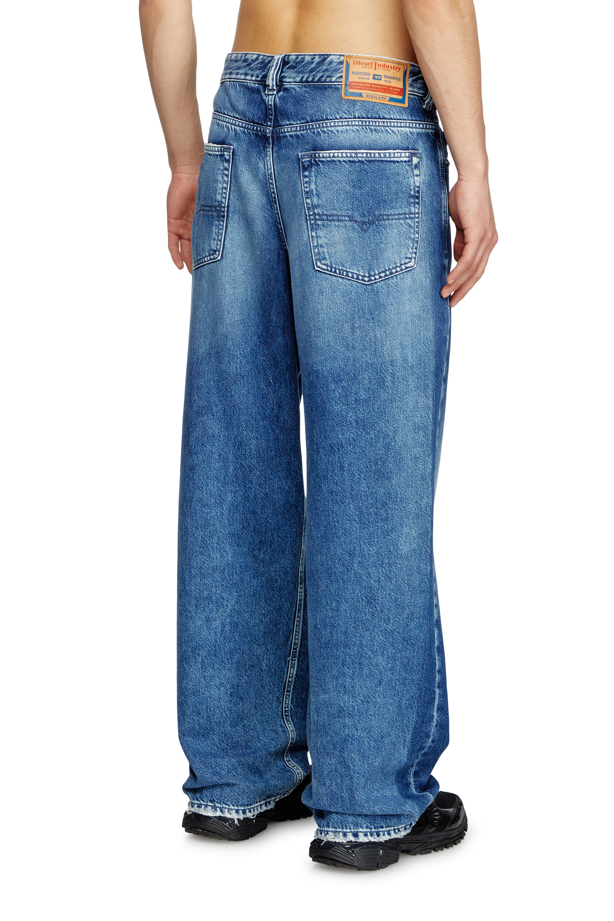 Men's Relaxed Jeans | Medium blue | Diesel 2001 D-Macro