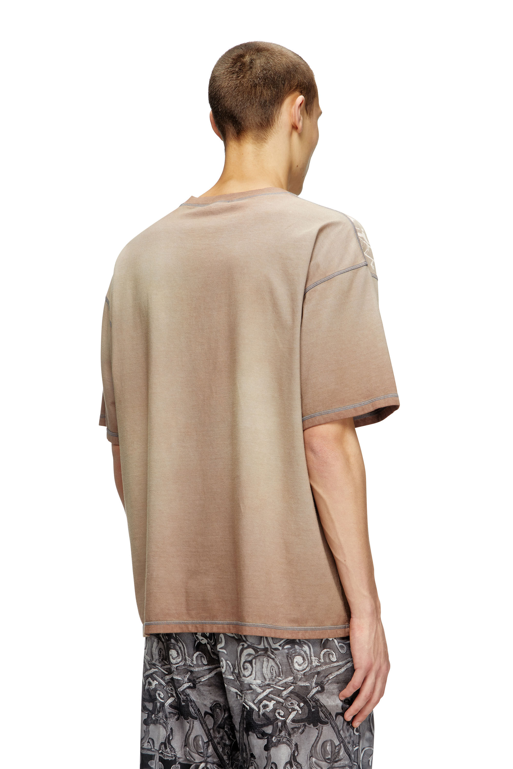 Diesel - T-BOXT-T13, Camiseta con estampado medieval a tono Hombre in Marrón - 4