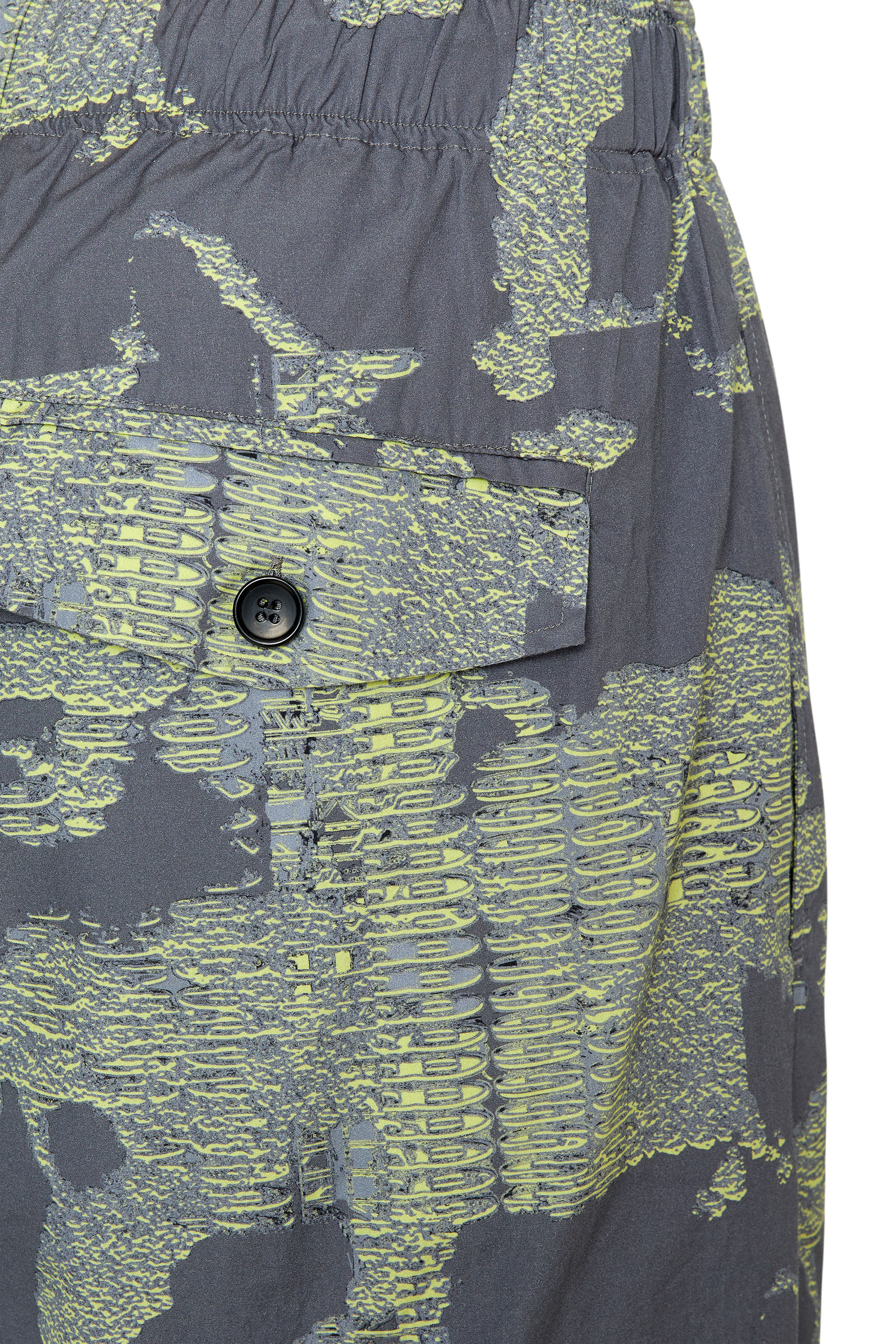 Diesel - P-FERG, Pantalones cortos con estampado de camuflaje pixelado Hombre in Multicolor - 4