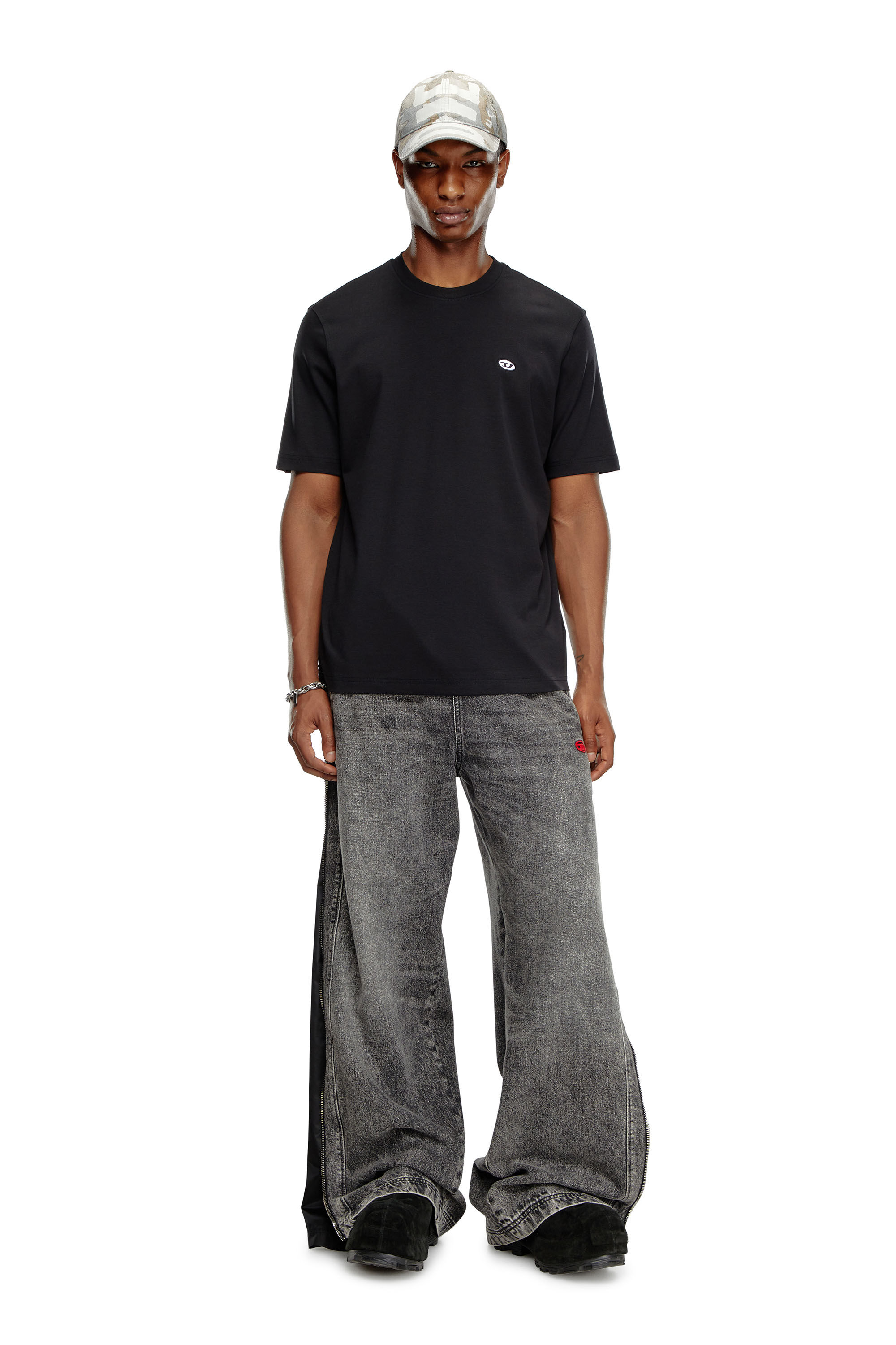 Diesel - T-ADJUST-DOVAL-PJ, Camiseta con parche oval D Hombre in Negro - 1
