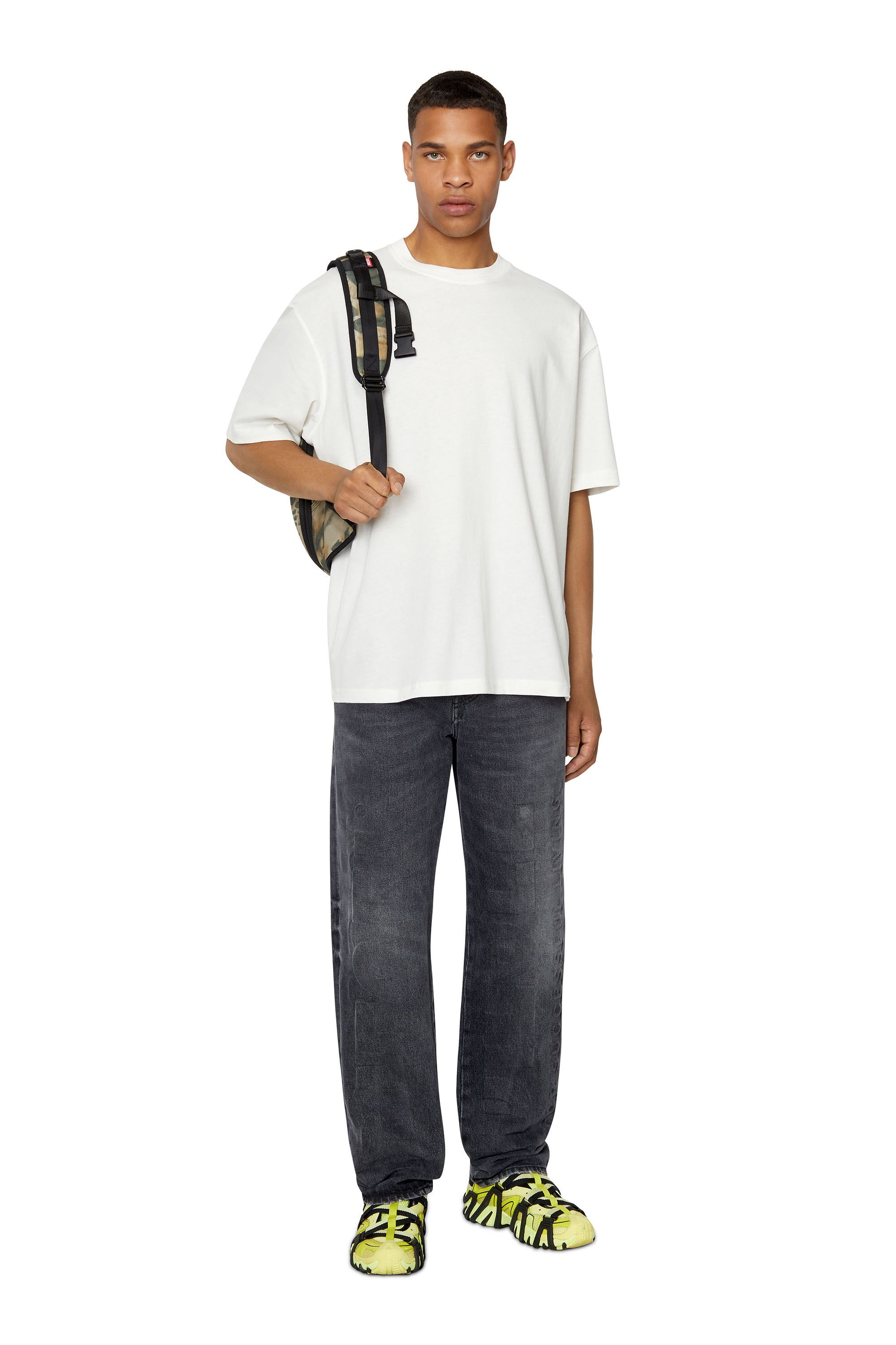 Diesel ★新作 T-Boggy-Megoval-D Tシャツ ★関税/送料込 T-BOGGY-MEGOVAL Man: T-shirt with back maxi D logo | Diesel