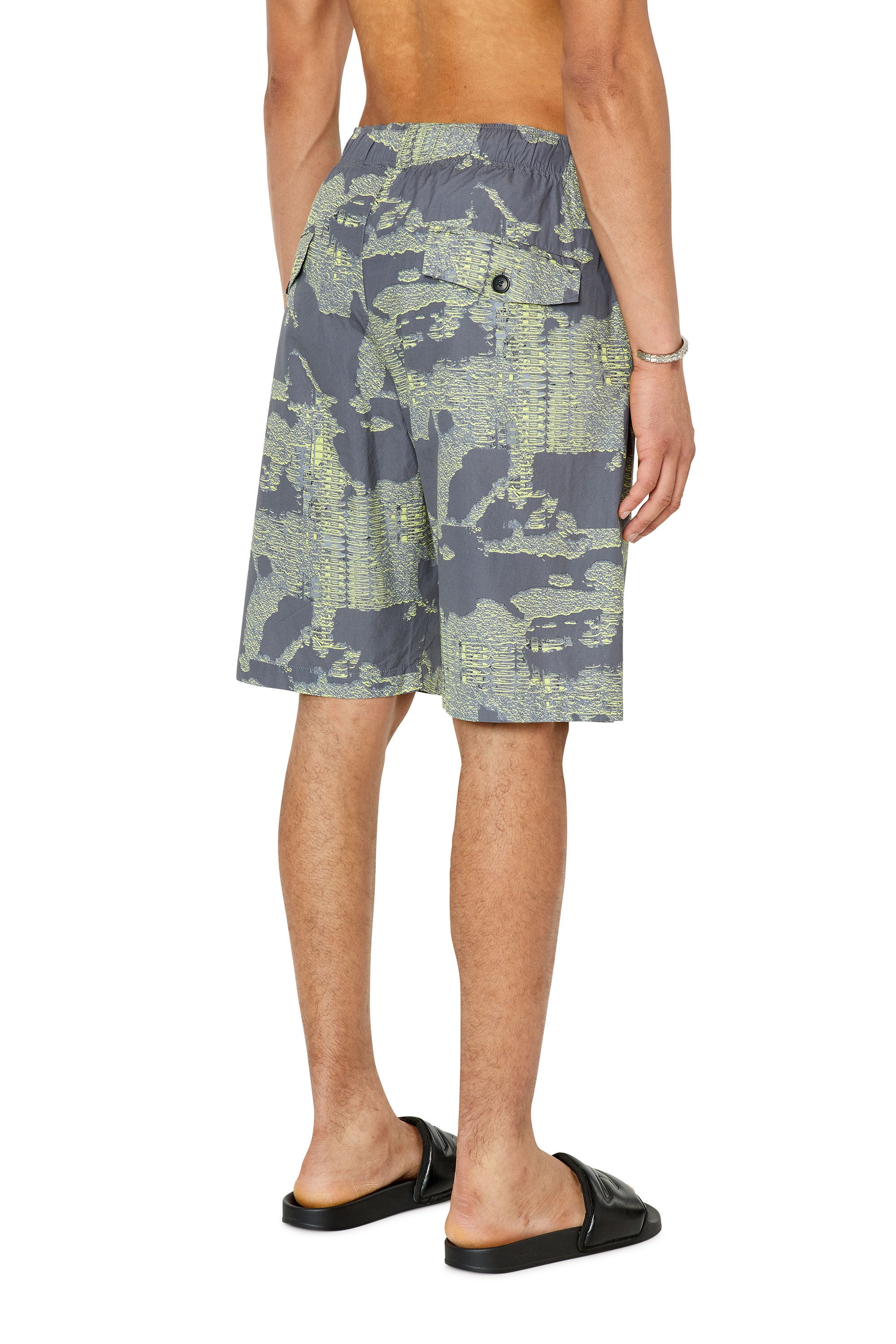 Diesel - P-FERG, Pantalones cortos con estampado de camuflaje pixelado Hombre in Multicolor - 5
