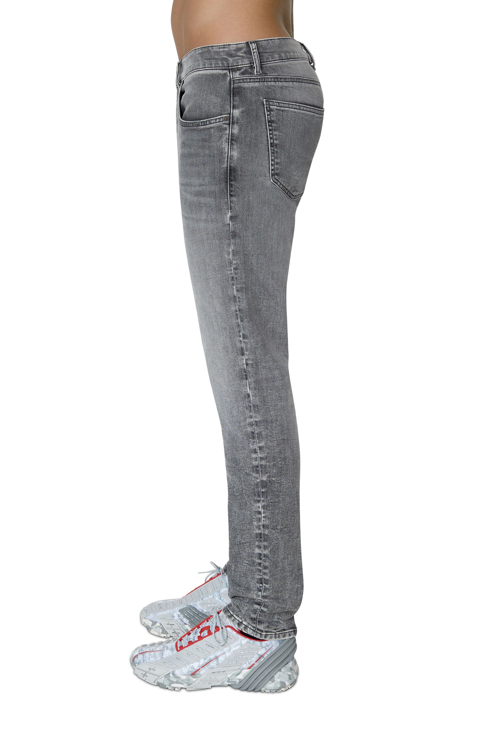 Diesel - D-Strukt JoggJeans® 09D53 Slim, Negro/Gris oscuro - Image 5