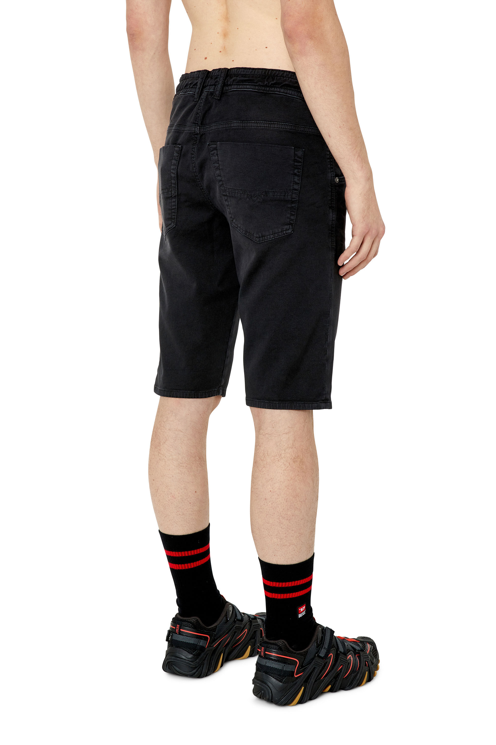 Diesel - D-KROOSHORT-Z JOGGJEANS, Hombre Pantalones cortos de color de JoggJeans® in Negro - Image 5