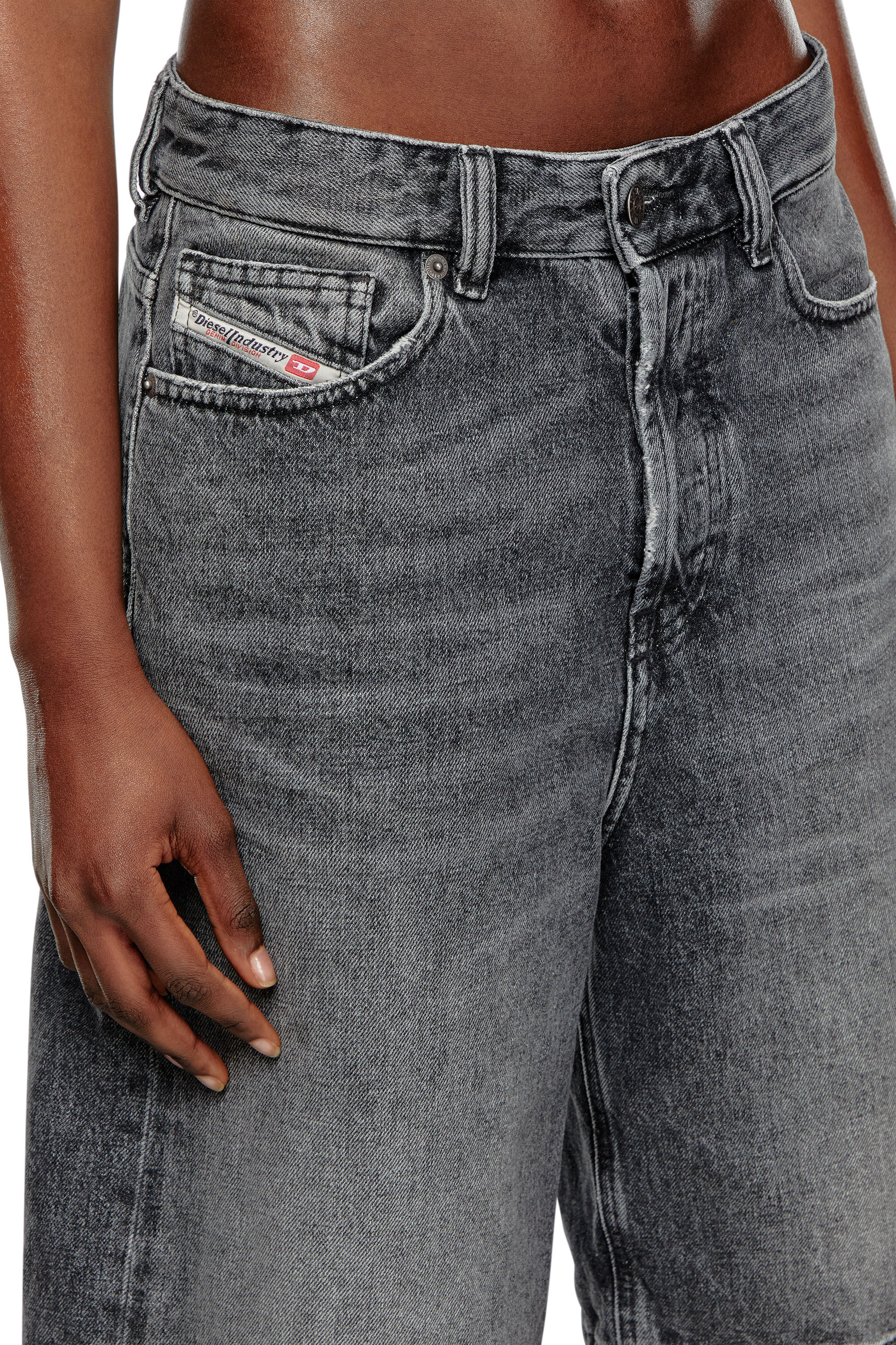 Diesel - DE-SIRE-SHORT, Pantalones cortos en denim de lavado impecable Mujer in Negro - 4