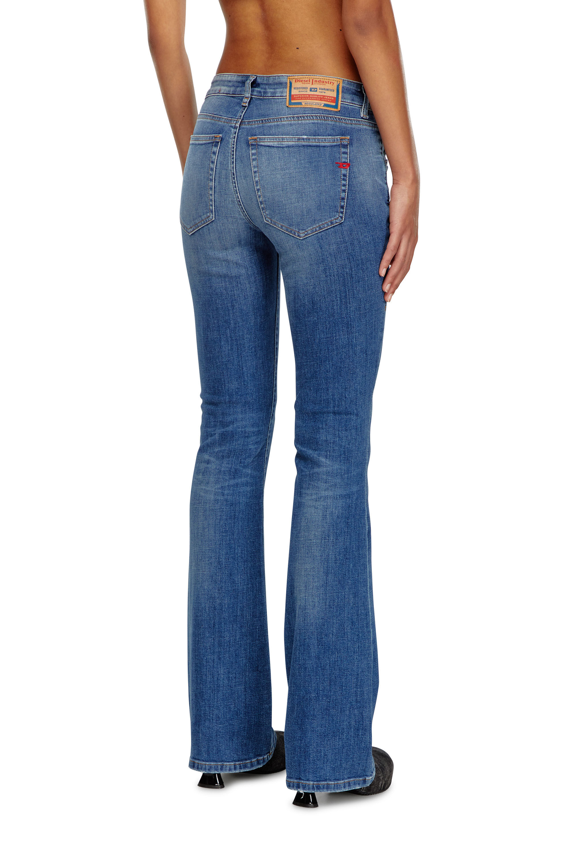 Diesel - Bootcut Jeans 1969 D-Ebbey 09J33 Mujer, Azul medio - 5