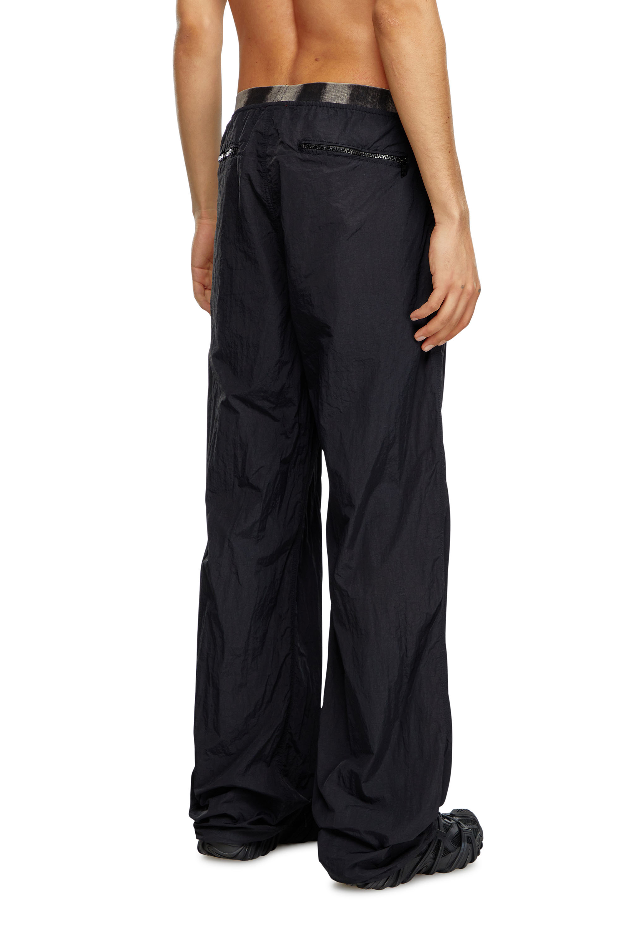 Diesel - P-POST, Hombre Pantalones ligeros de nailon arrugado in Negro - Image 2