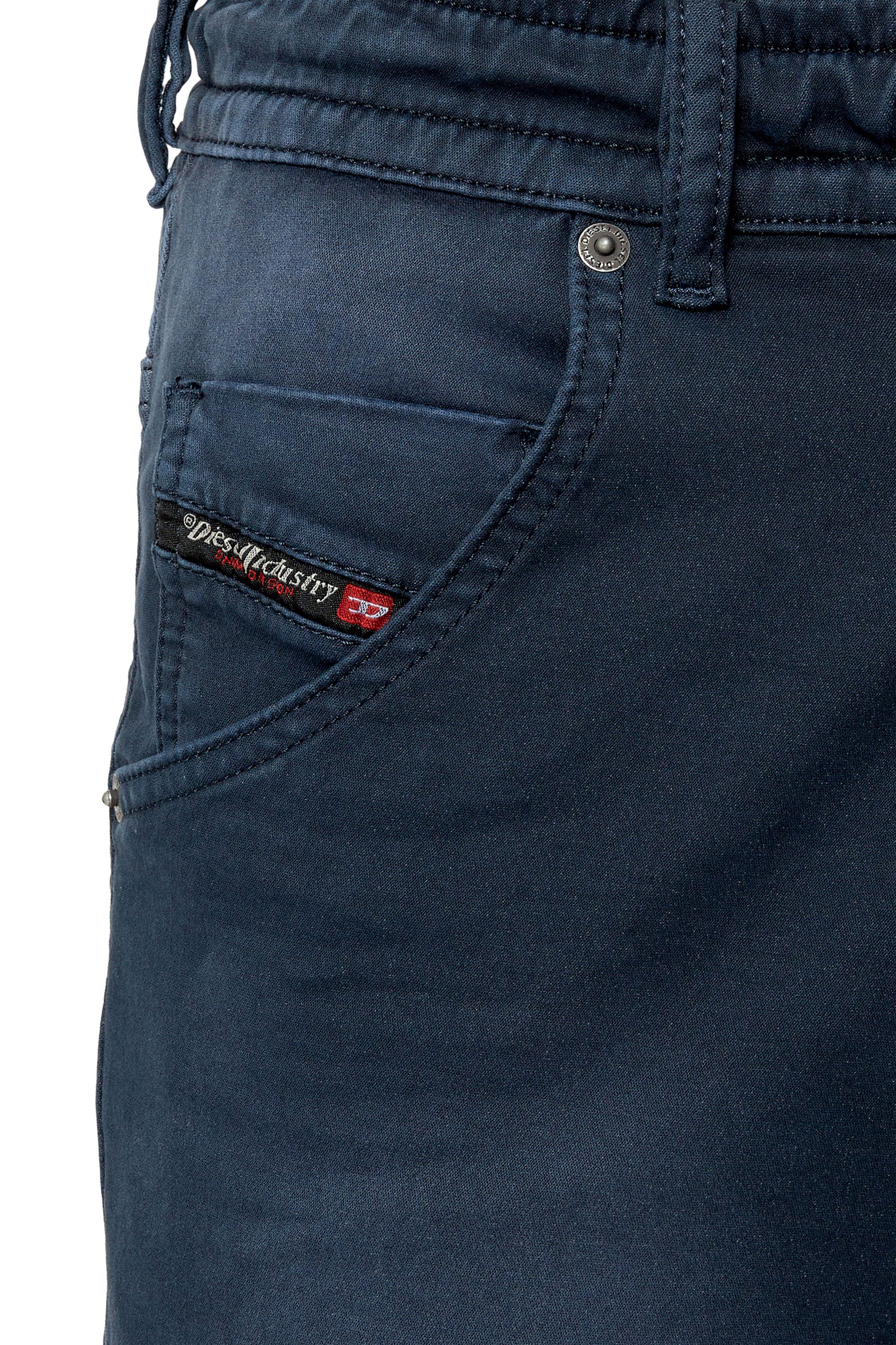 Diesel - D-KROOSHORT-Z JOGGJEANS, Hombre Pantalones cortos de color de JoggJeans® in Azul marino - Image 3