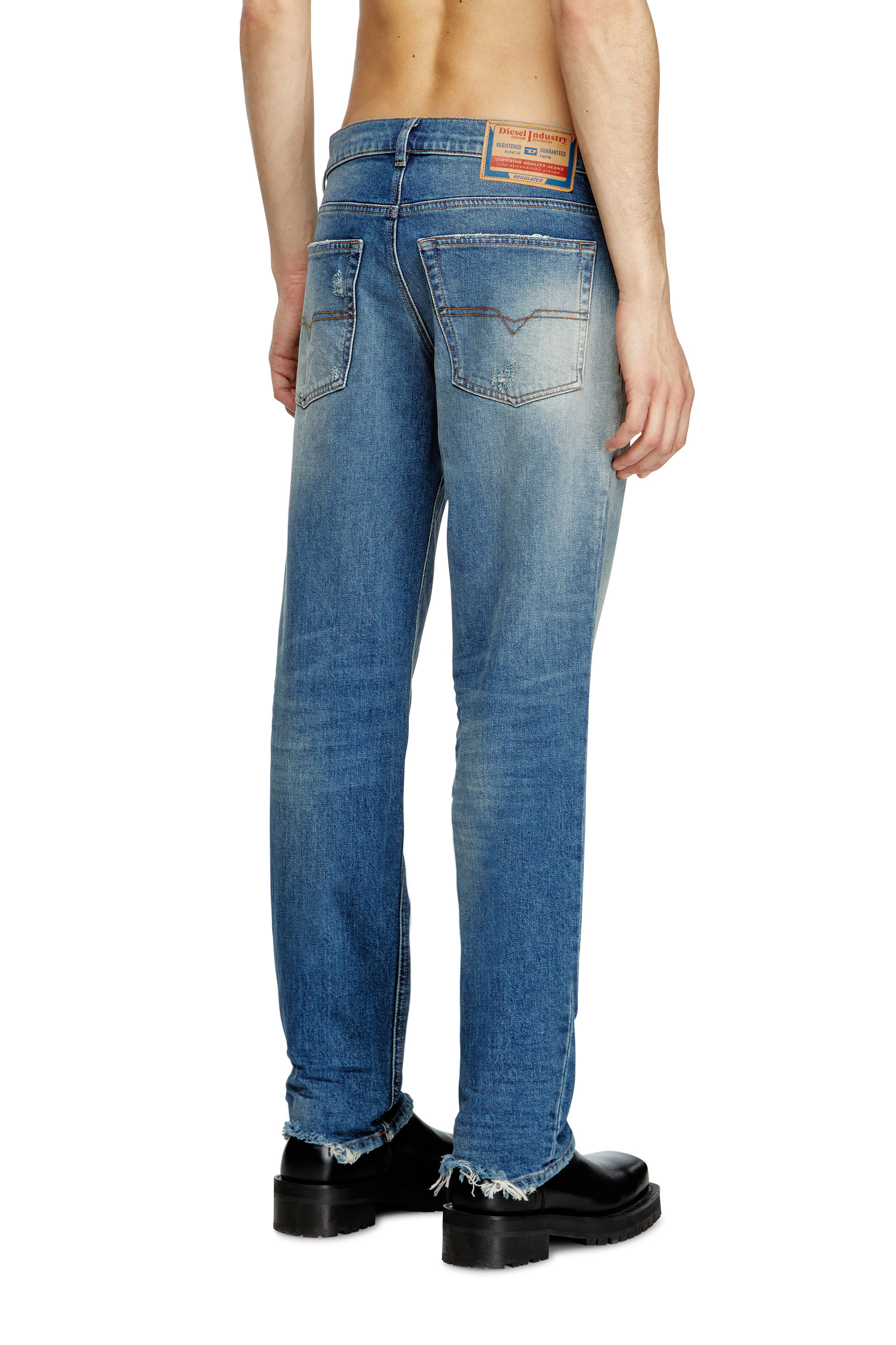 Diesel - Regular Jeans 2023 D-Finitive 0BMBY Hombre, Azul medio - 4