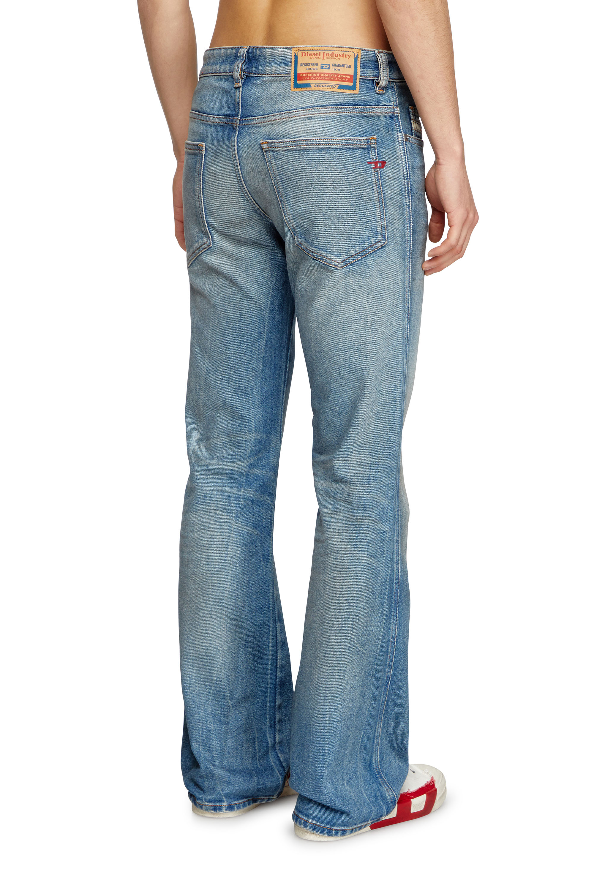 Diesel - Bootcut Jeans 1998 D-Buck 09L30 Hombre, Azul medio - 4