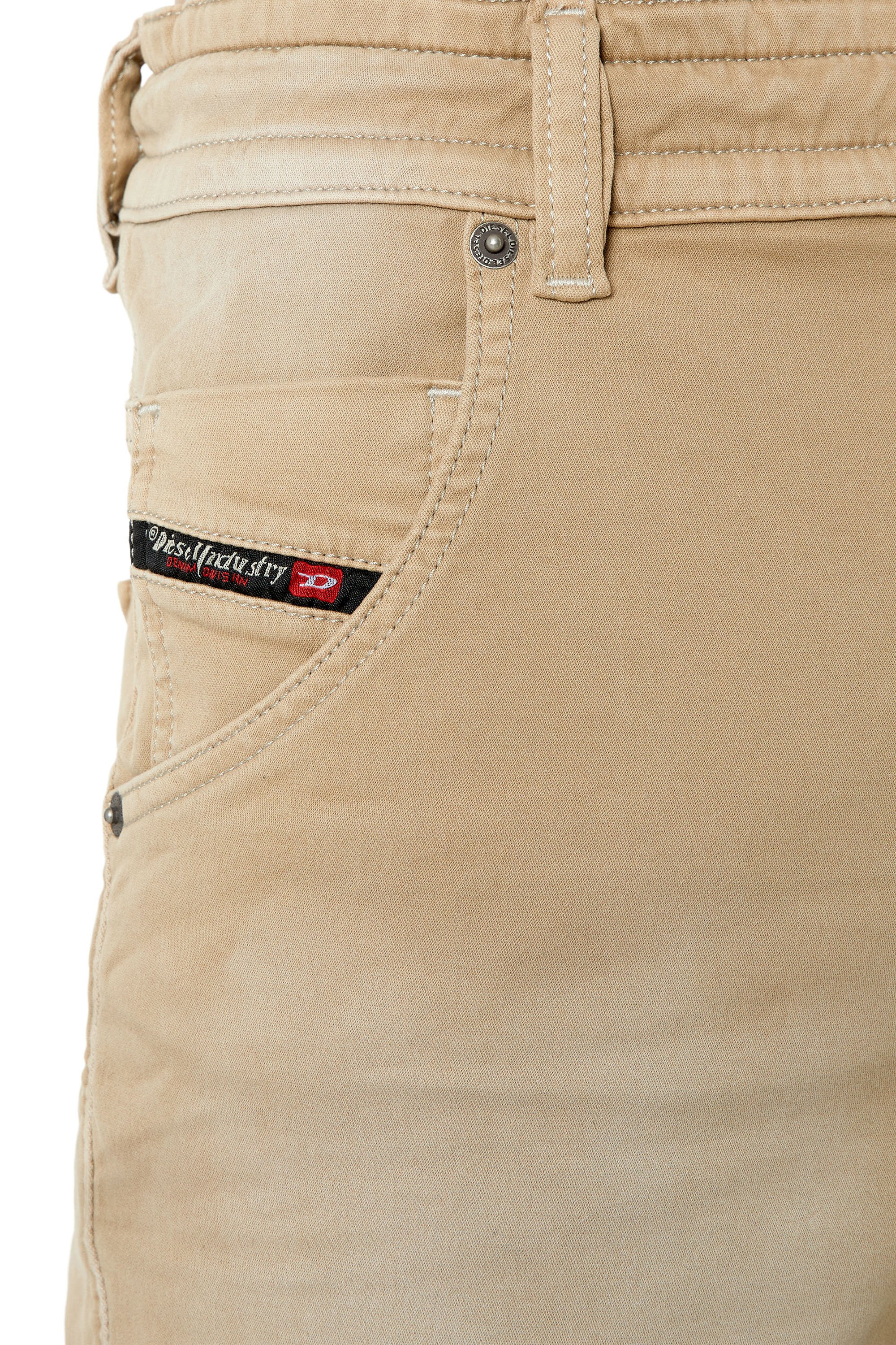 Diesel - D-KROOSHORT-Z JOGGJEANS, Hombre Pantalones cortos de color de JoggJeans® in Beige - Image 3