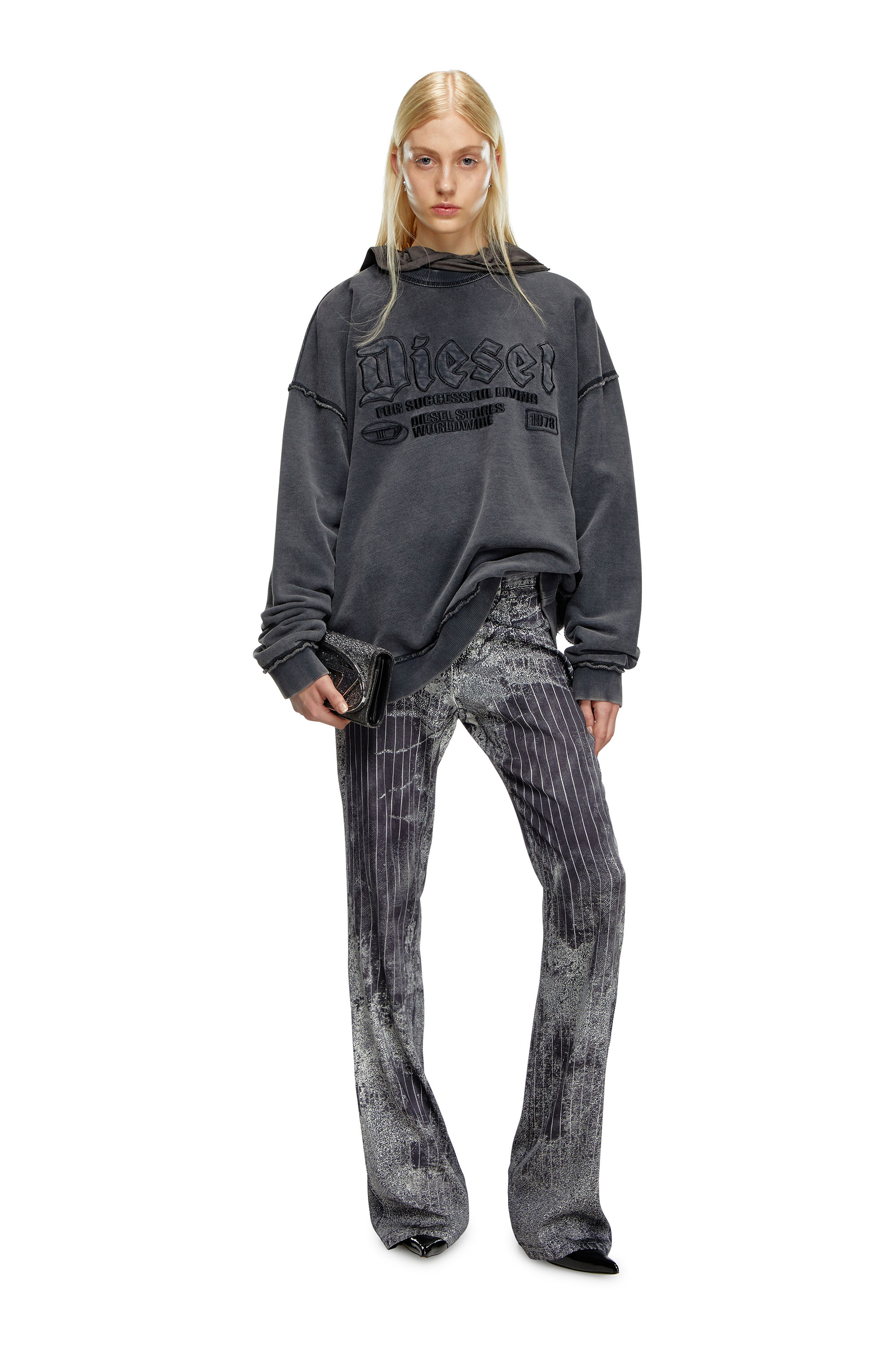 Diesel - P-RETTY, Mujer Pantalones bootcut de satén con estampado a rayas finas in Negro - Image 4