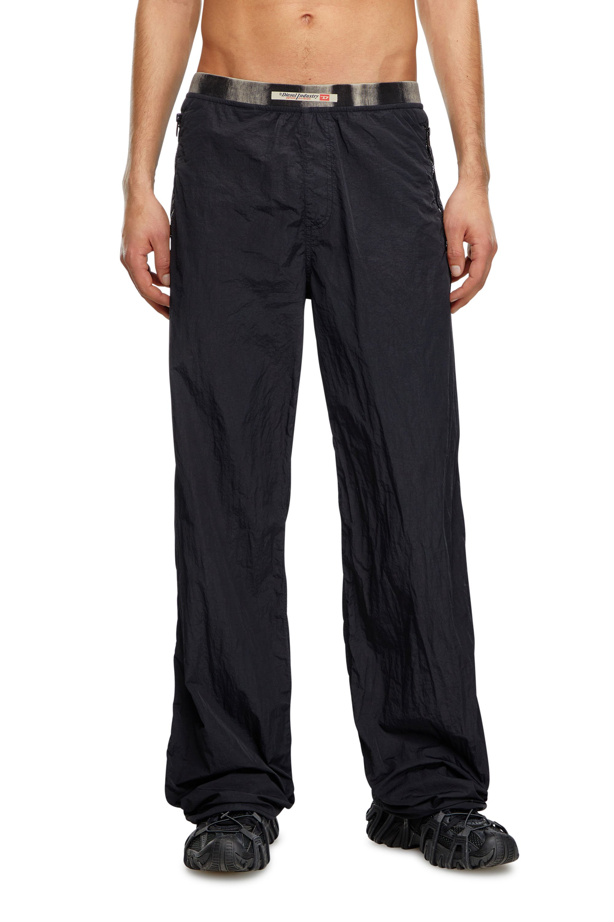 Diesel - P-POST, Hombre Pantalones ligeros de nailon arrugado in Negro - Image 1