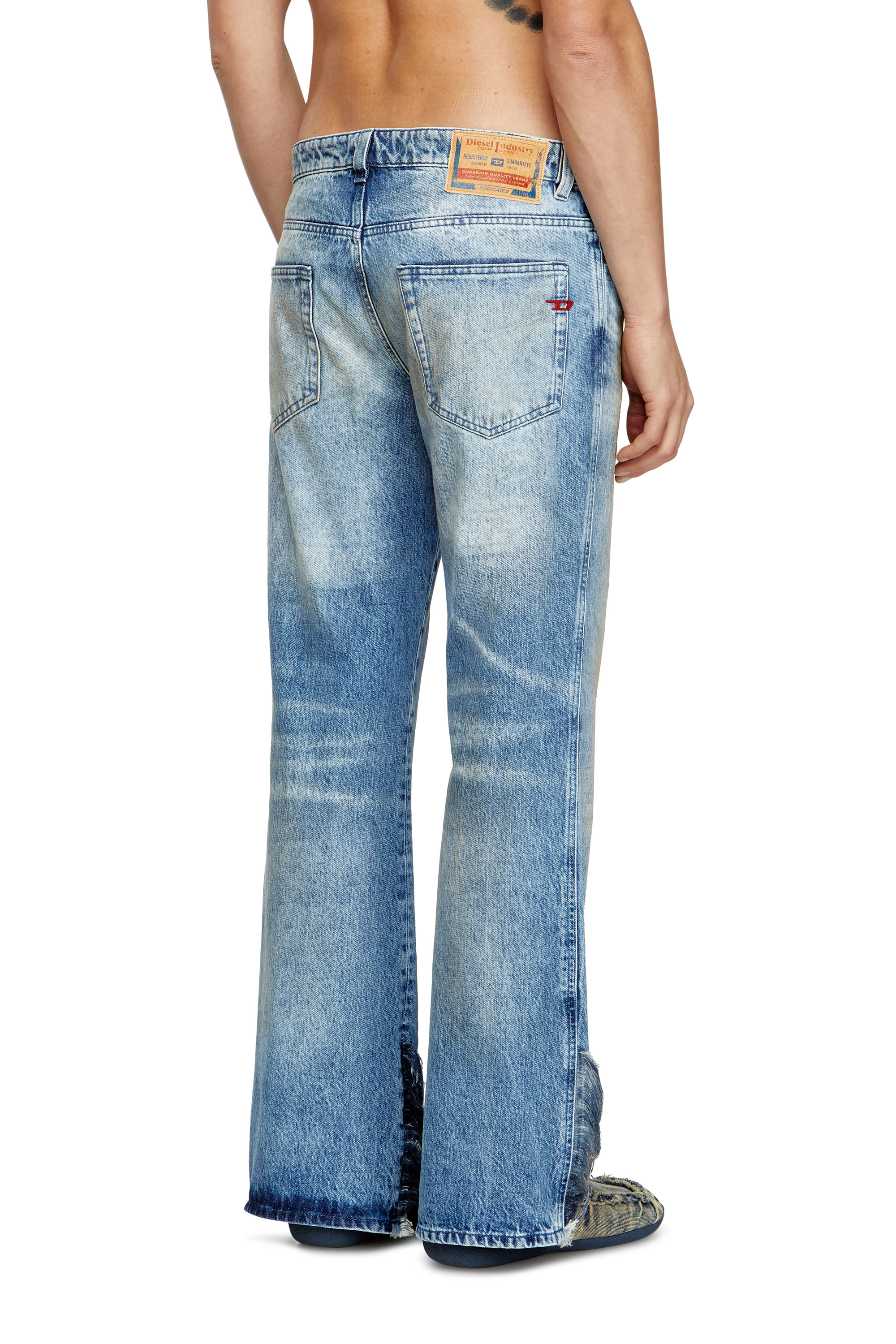 Diesel - Bootcut Jeans 1998 D-Buck 0CMBM Hombre, Azul medio - 4